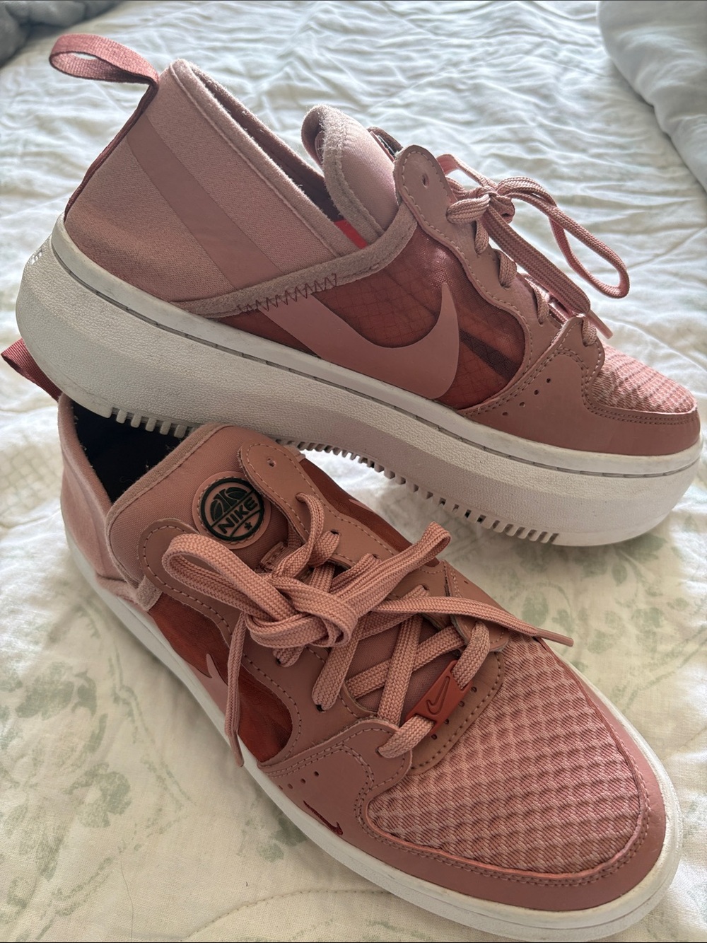 Nike Women’s Rose Pink and Dusty Rose Low-Top Sneakers
Size 8